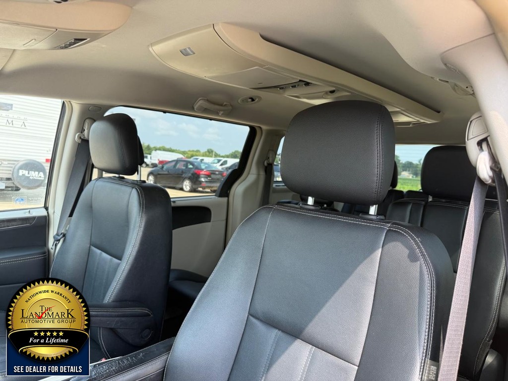 Chrysler Town & Country Vehicle Full-screen Gallery Image 9