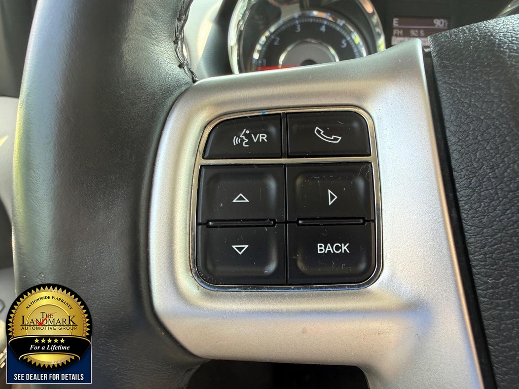 Chrysler Town & Country Vehicle Full-screen Gallery Image 10