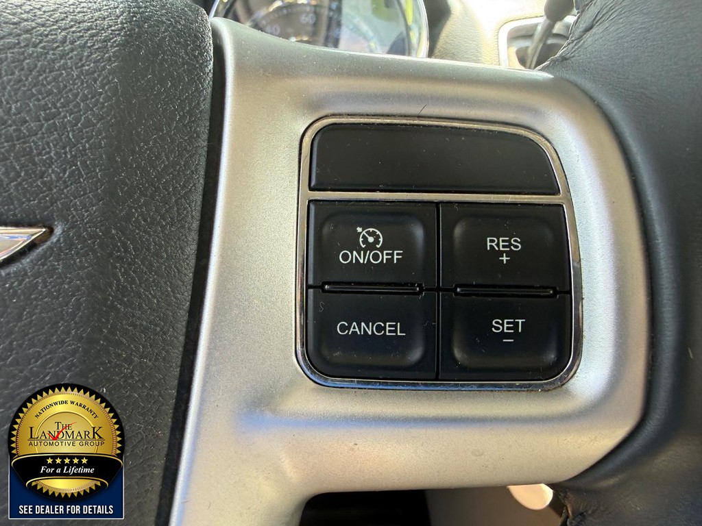 Chrysler Town & Country Vehicle Full-screen Gallery Image 11