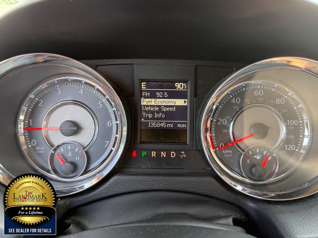 Chrysler Town & Country Vehicle Full-screen Gallery Image 12