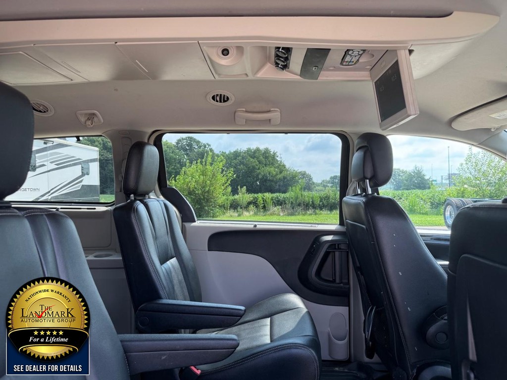Chrysler Town & Country Vehicle Full-screen Gallery Image 14