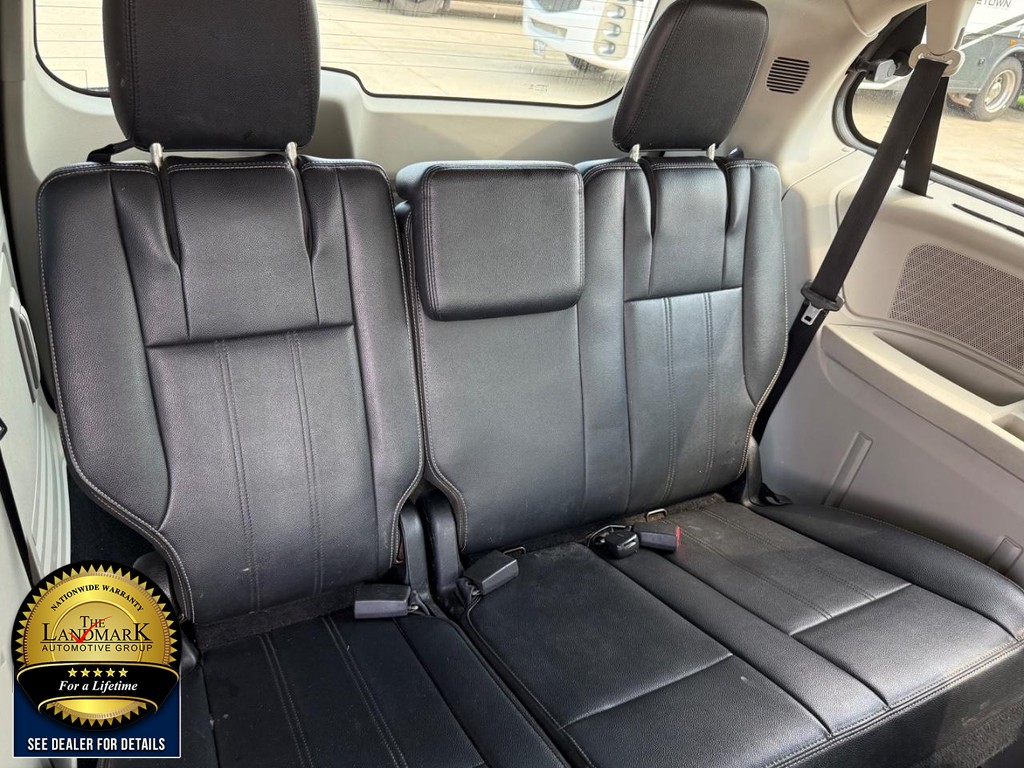 Chrysler Town & Country Vehicle Full-screen Gallery Image 16