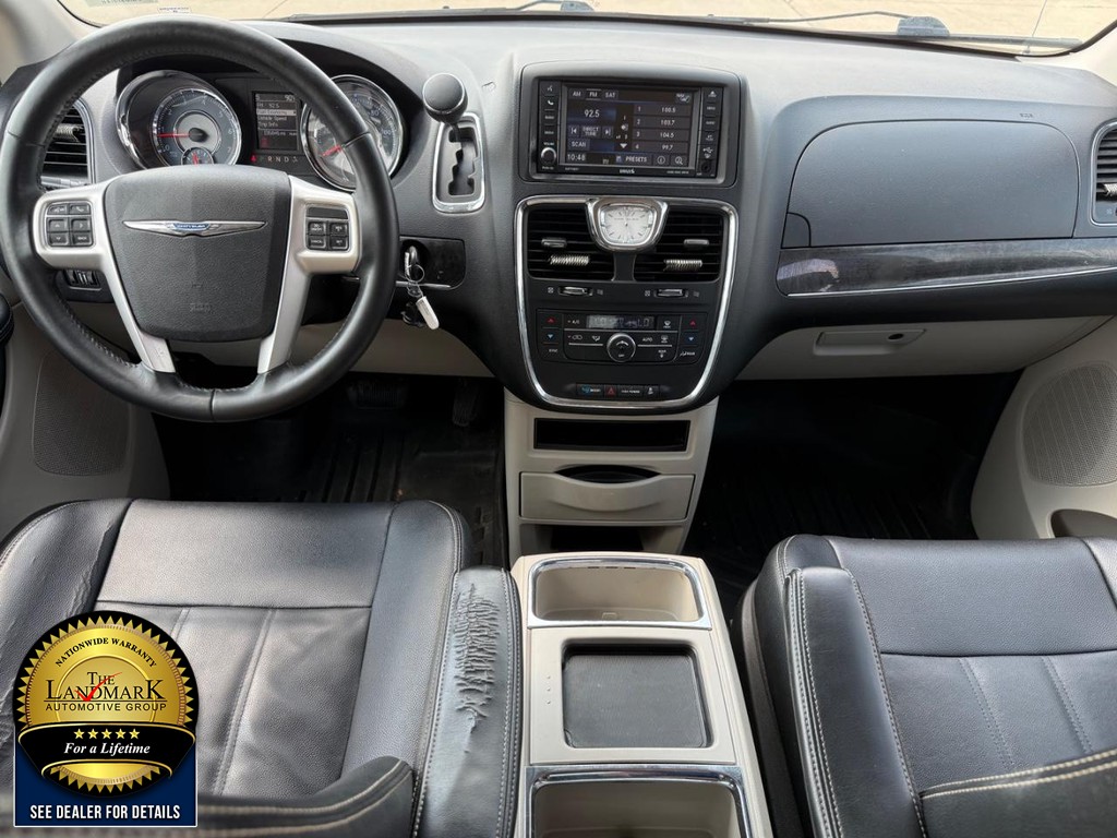Chrysler Town & Country Vehicle Full-screen Gallery Image 17