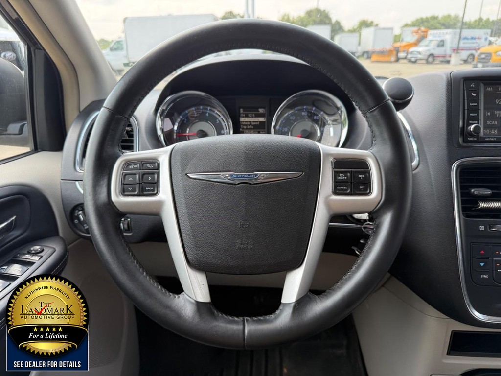 Chrysler Town & Country Vehicle Full-screen Gallery Image 18