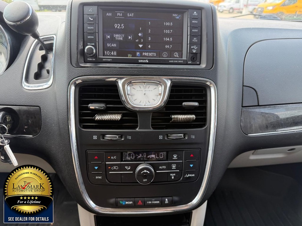 Chrysler Town & Country Vehicle Full-screen Gallery Image 19