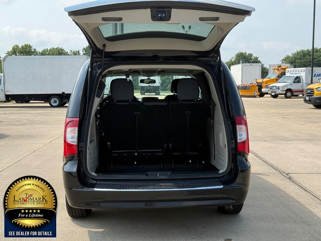 Chrysler Town & Country Vehicle Full-screen Gallery Image 20