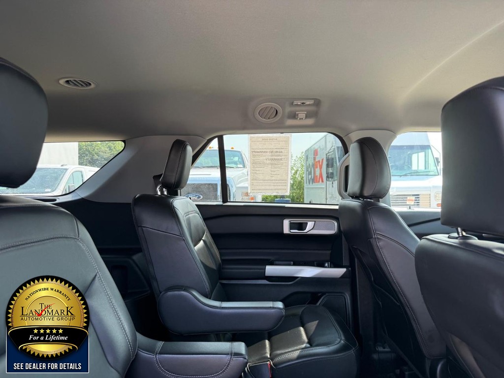 Ford Explorer Vehicle Full-screen Gallery Image 16