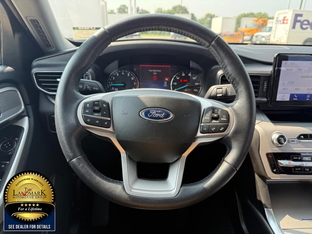 Ford Explorer Vehicle Full-screen Gallery Image 19