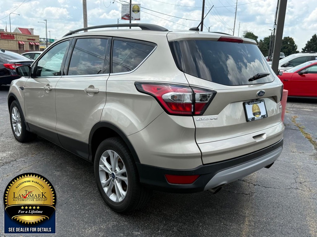 Ford Escape Vehicle Full-screen Gallery Image 7