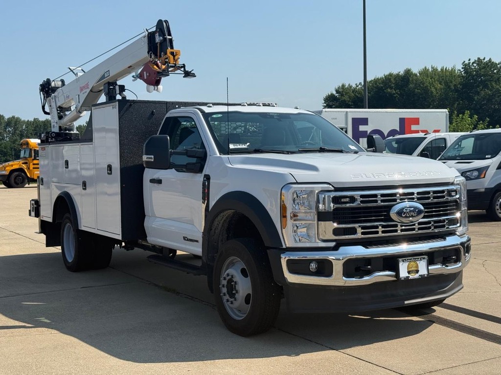 Ford Super Duty F-550 DRW Vehicle Full-screen Gallery Image 3