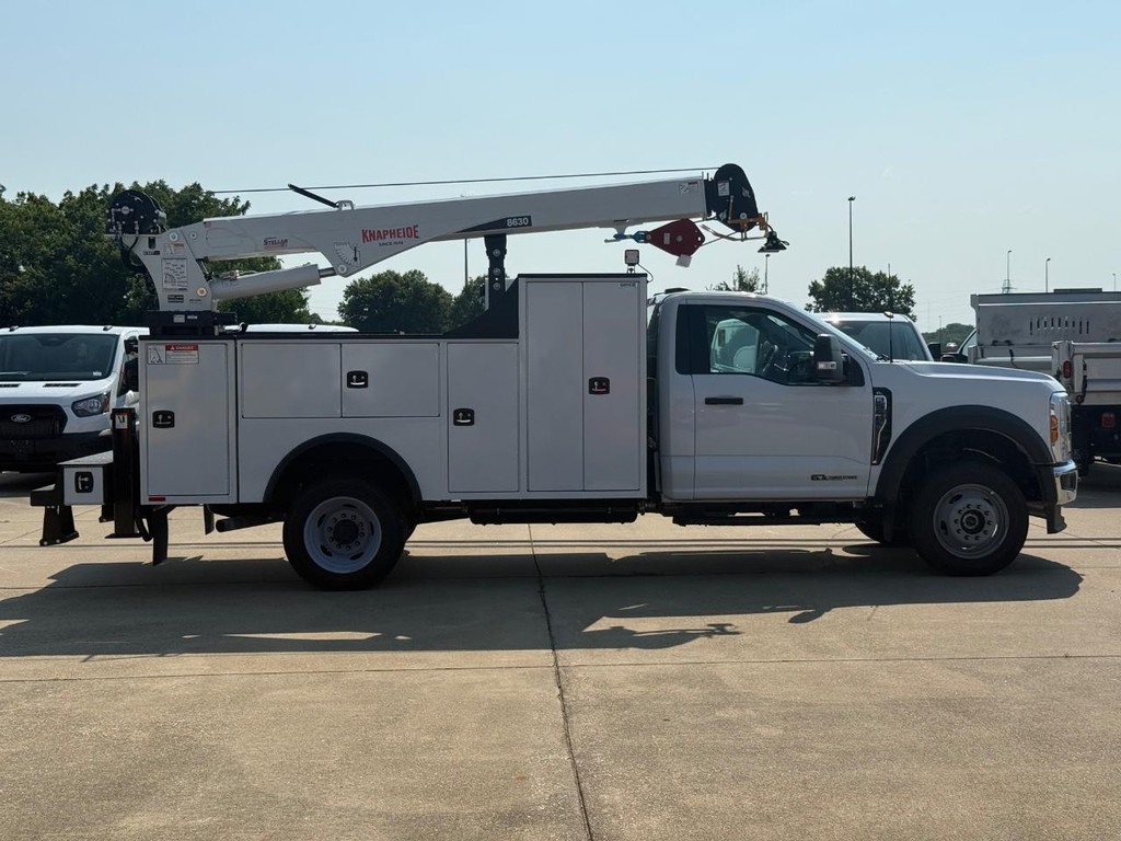Ford Super Duty F-550 DRW Vehicle Full-screen Gallery Image 4