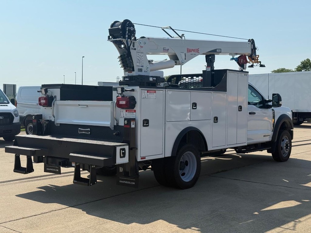 Ford Super Duty F-550 DRW Vehicle Full-screen Gallery Image 5
