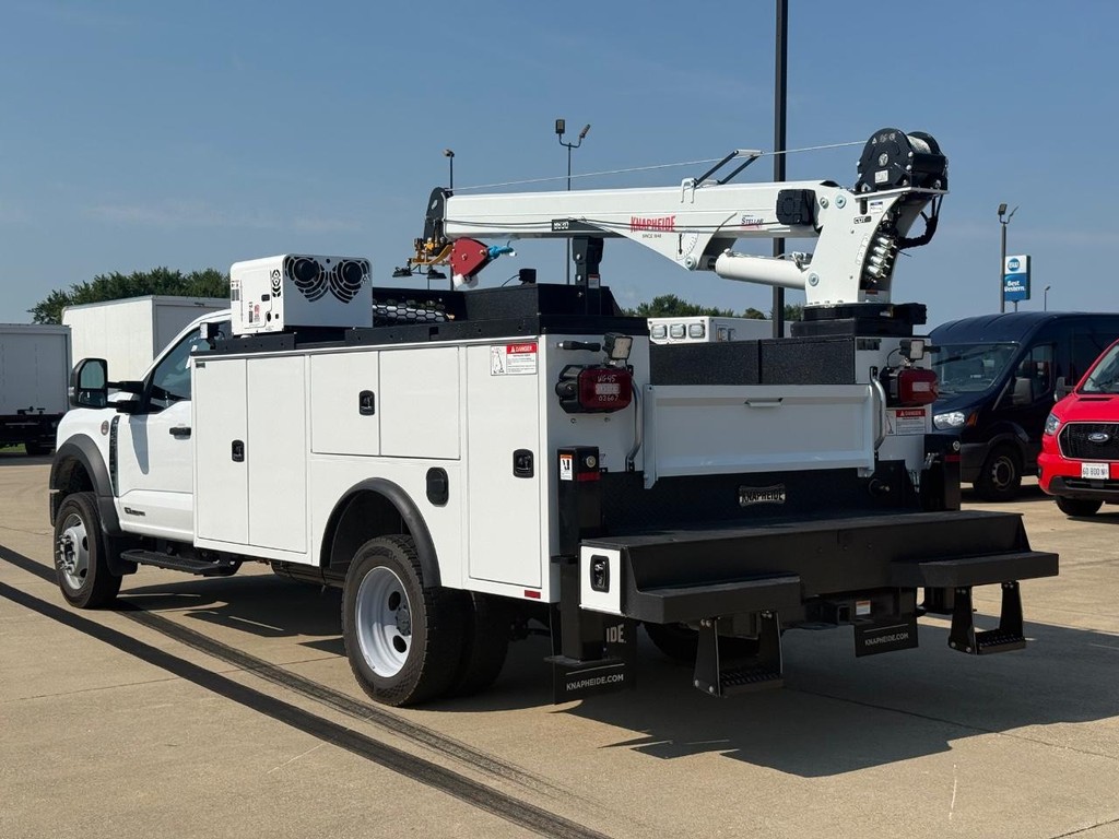 Ford Super Duty F-550 DRW Vehicle Full-screen Gallery Image 7