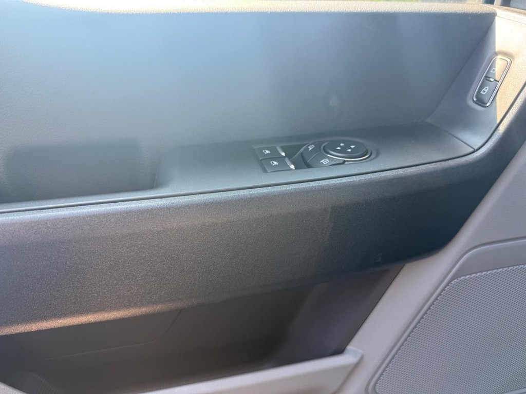 Ford Super Duty F-550 DRW Vehicle Full-screen Gallery Image 8