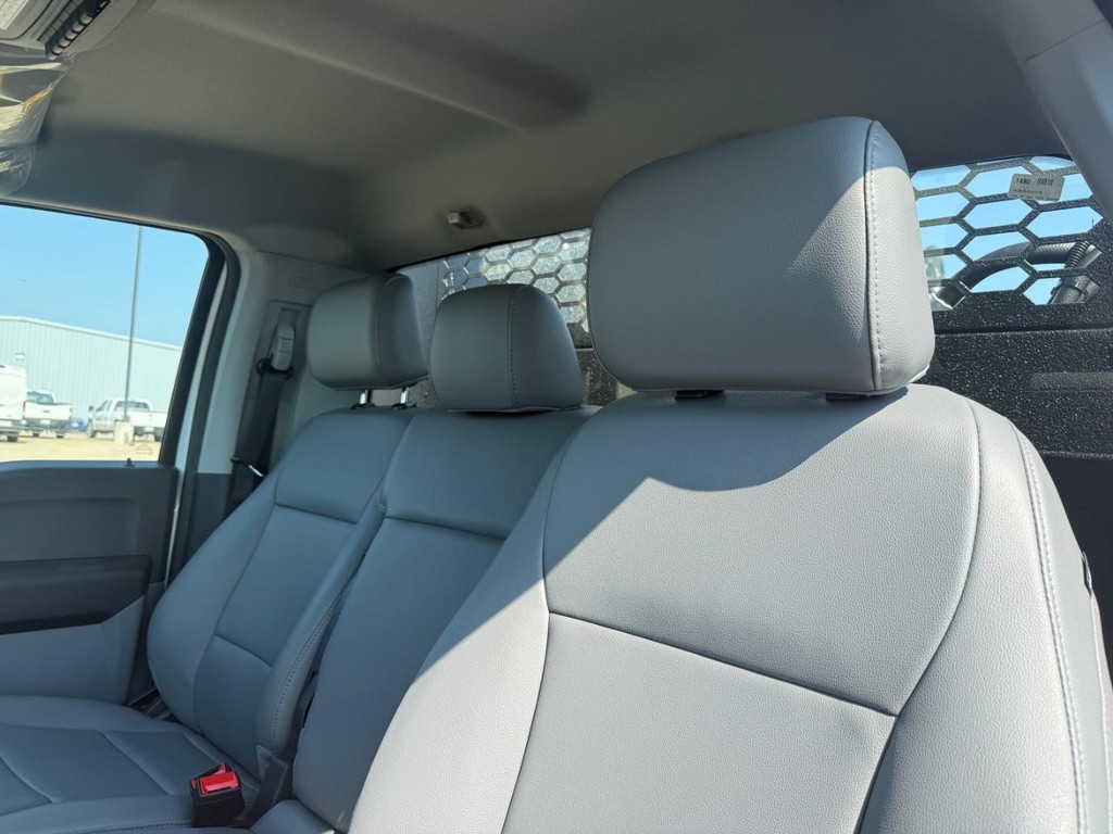 Ford Super Duty F-550 DRW Vehicle Full-screen Gallery Image 9
