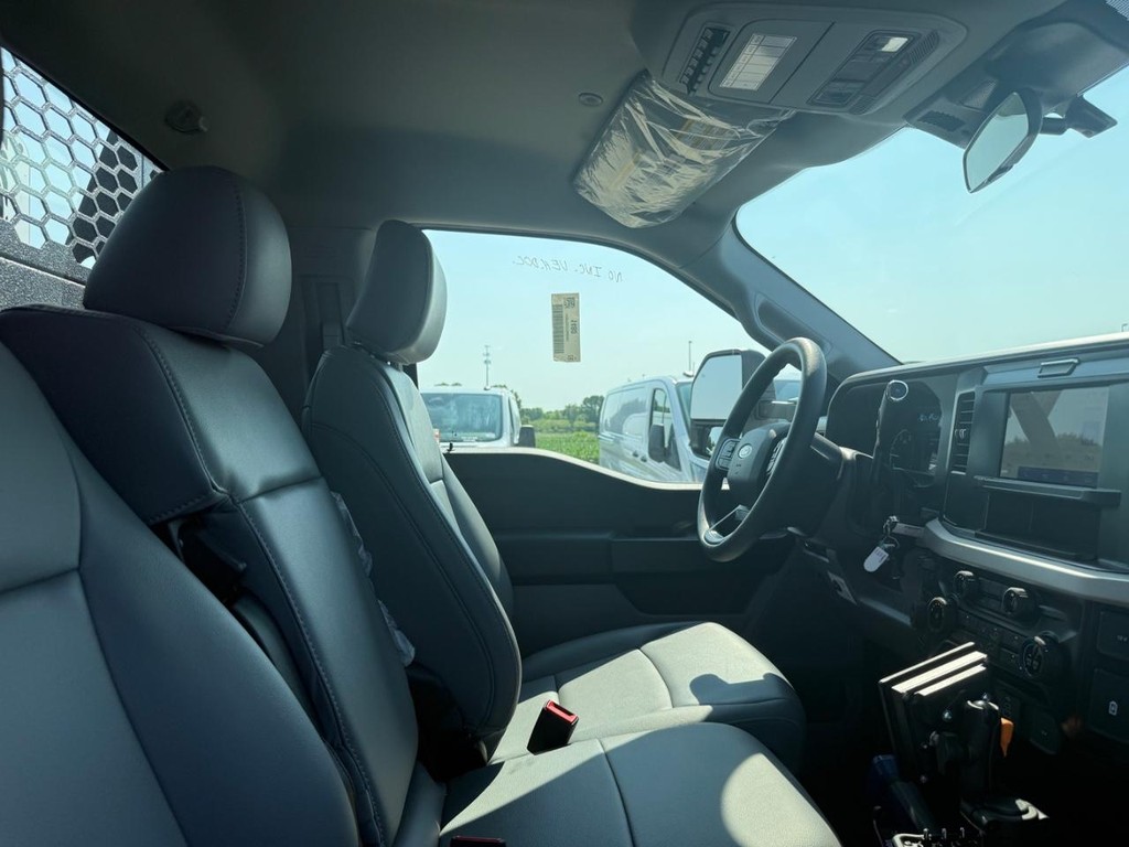 Ford Super Duty F-550 DRW Vehicle Full-screen Gallery Image 14