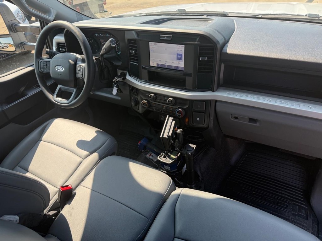 Ford Super Duty F-550 DRW Vehicle Full-screen Gallery Image 15