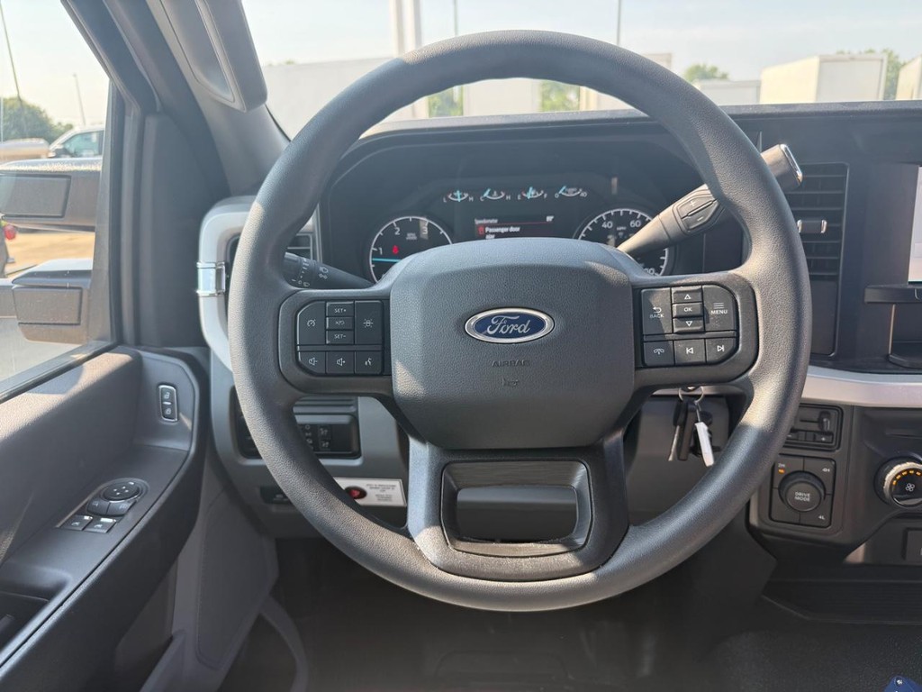 Ford Super Duty F-550 DRW Vehicle Full-screen Gallery Image 16