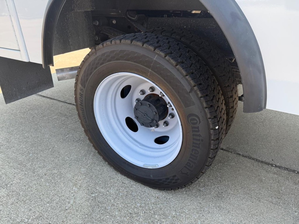 Ford Super Duty F-550 DRW Vehicle Full-screen Gallery Image 19