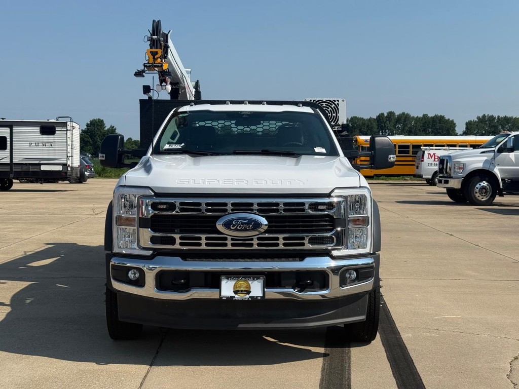 Ford Super Duty F-550 DRW Vehicle Full-screen Gallery Image 21