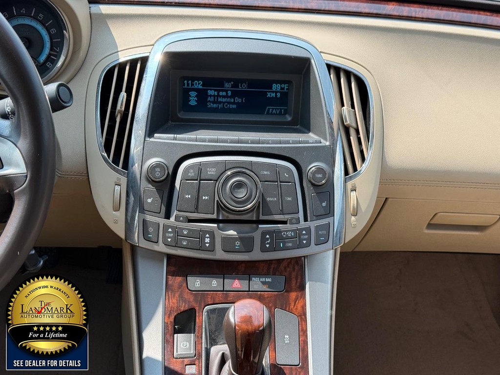 Buick LaCrosse Vehicle Full-screen Gallery Image 17