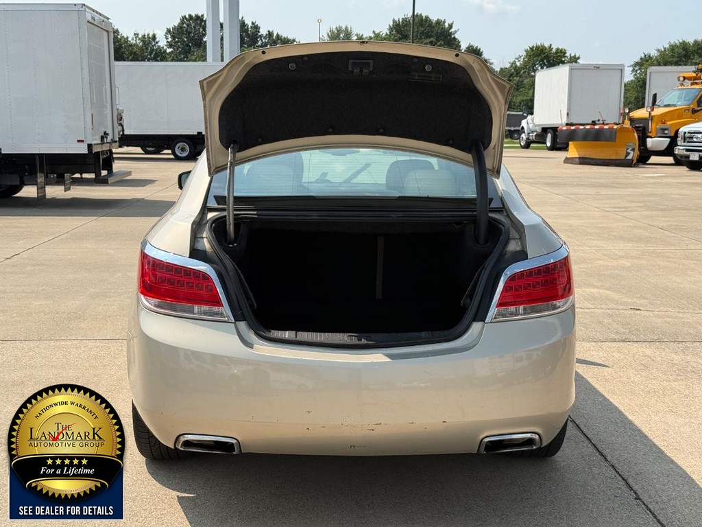 Buick LaCrosse Vehicle Full-screen Gallery Image 18