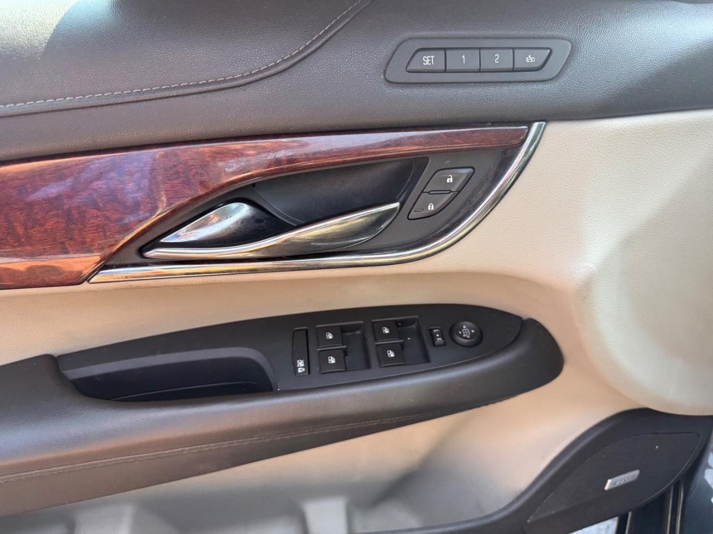 Cadillac ATS Vehicle Full-screen Gallery Image 8