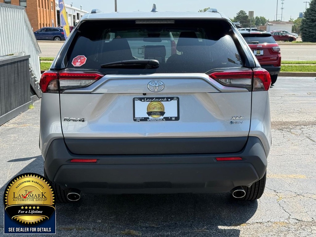 Toyota RAV4 Vehicle Full-screen Gallery Image 6