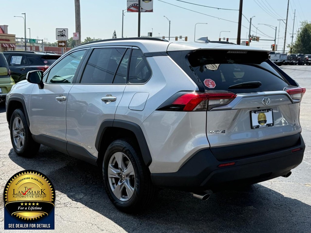Toyota RAV4 Vehicle Full-screen Gallery Image 7