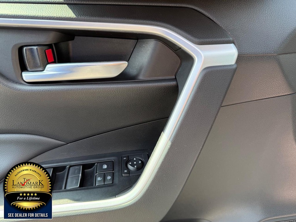 Toyota RAV4 Vehicle Full-screen Gallery Image 8