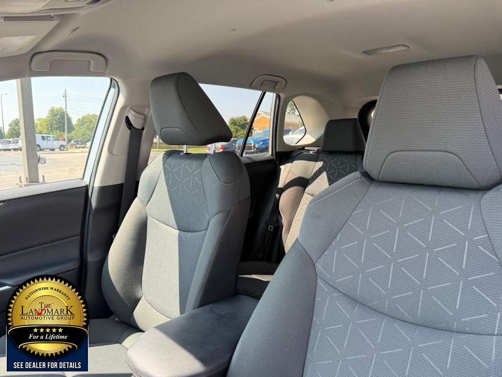Toyota RAV4 Vehicle Full-screen Gallery Image 9