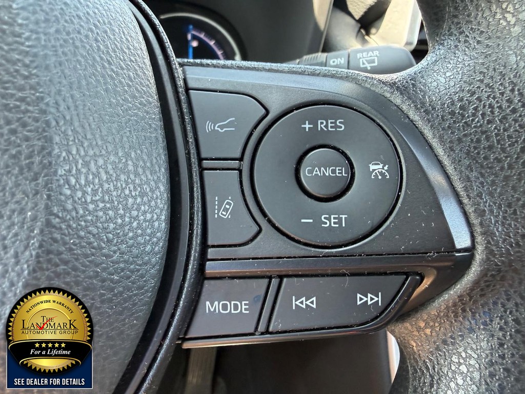Toyota RAV4 Vehicle Full-screen Gallery Image 11