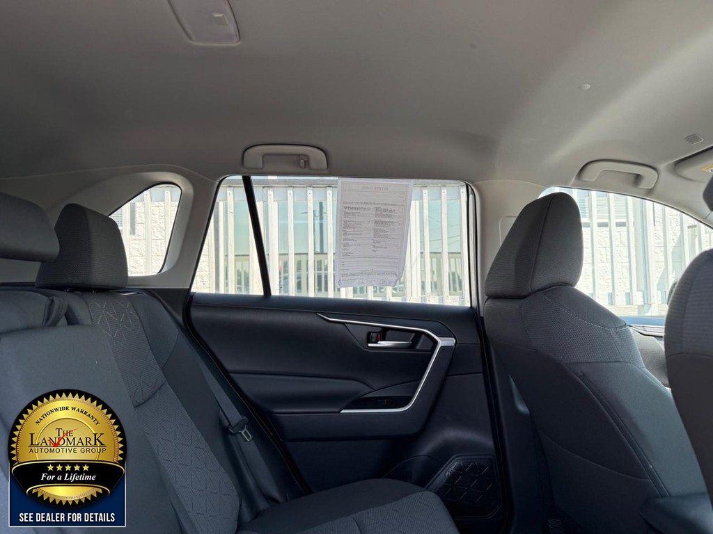Toyota RAV4 Vehicle Full-screen Gallery Image 14
