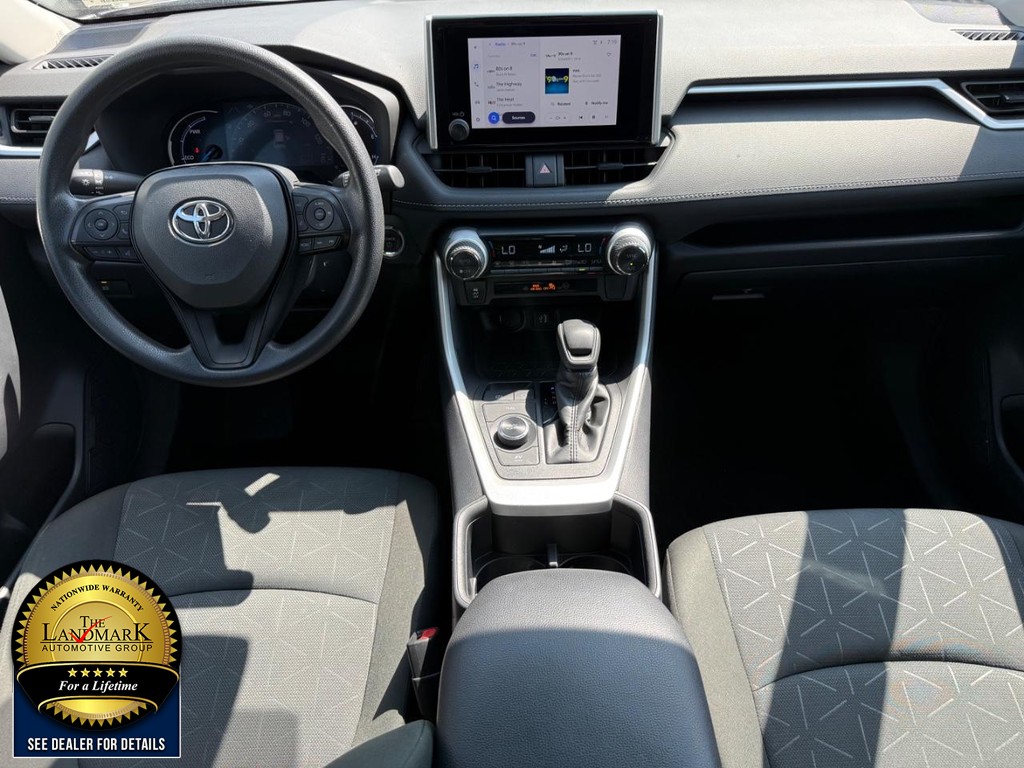 Toyota RAV4 Vehicle Full-screen Gallery Image 15
