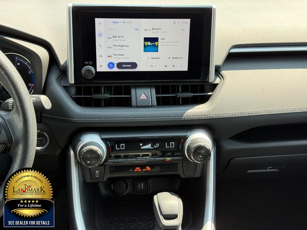Toyota RAV4 Vehicle Full-screen Gallery Image 17