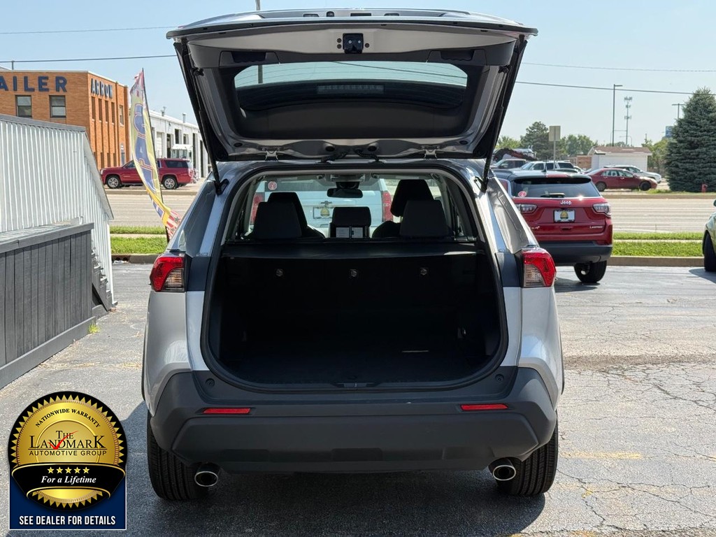 Toyota RAV4 Vehicle Full-screen Gallery Image 18