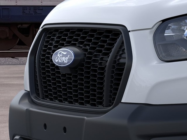 Ford Transit-150 Vehicle Full-screen Gallery Image 17