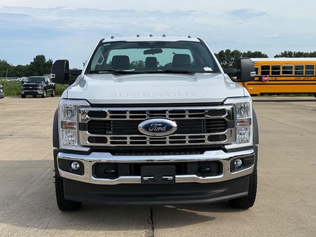 Ford Super Duty F-450 DRW Vehicle Full-screen Gallery Image 2