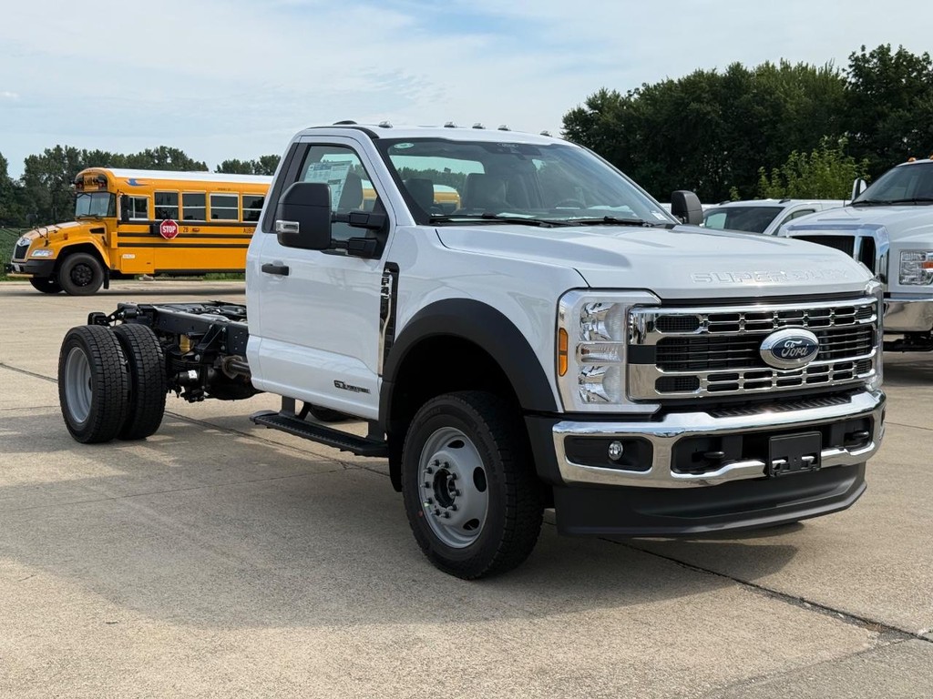 Ford Super Duty F-450 DRW Vehicle Full-screen Gallery Image 3