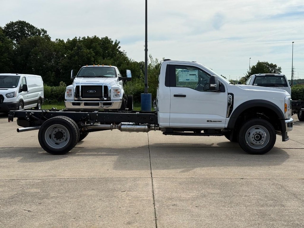 Ford Super Duty F-450 DRW Vehicle Full-screen Gallery Image 4