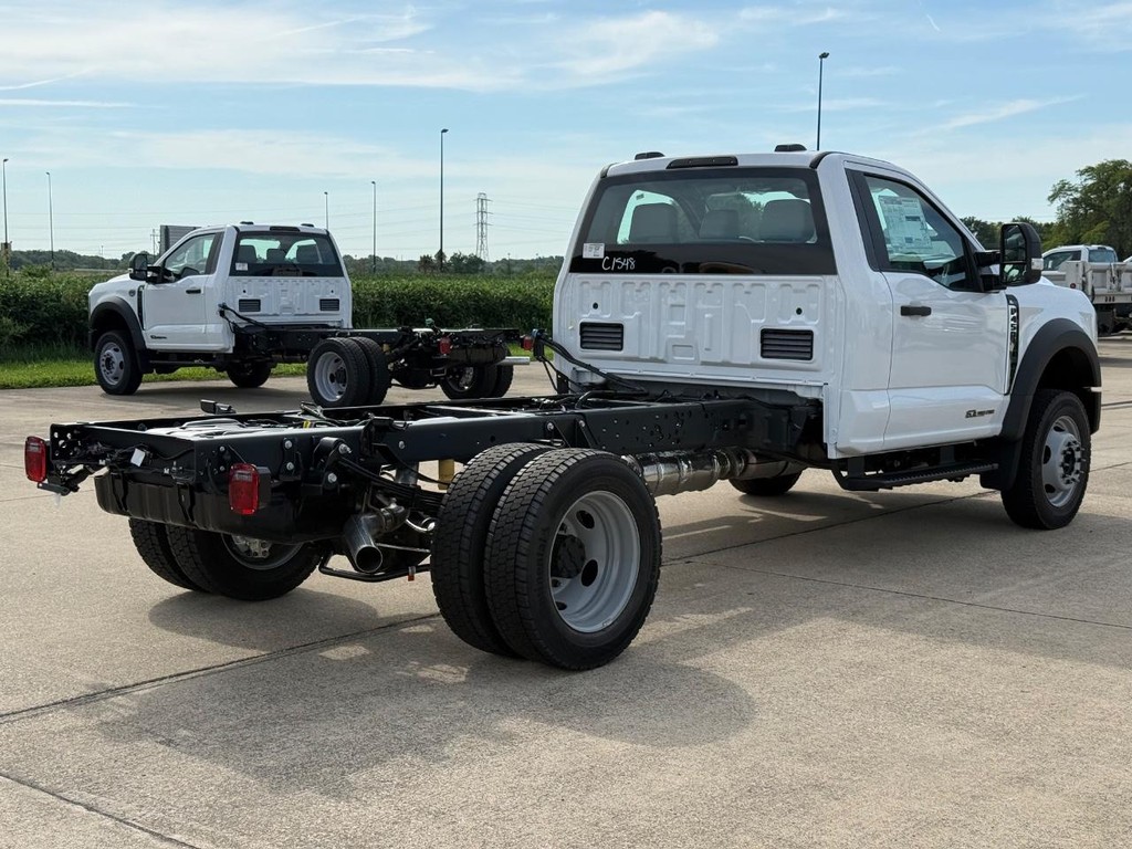 Ford Super Duty F-450 DRW Vehicle Full-screen Gallery Image 5