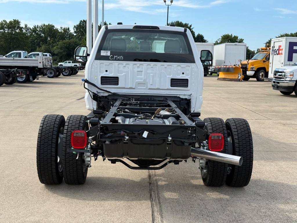 Ford Super Duty F-450 DRW Vehicle Full-screen Gallery Image 6