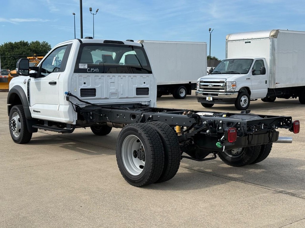 Ford Super Duty F-450 DRW Vehicle Full-screen Gallery Image 7