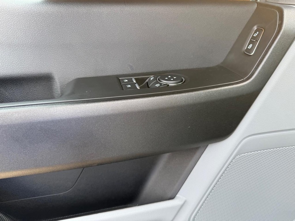 Ford Super Duty F-450 DRW Vehicle Full-screen Gallery Image 8