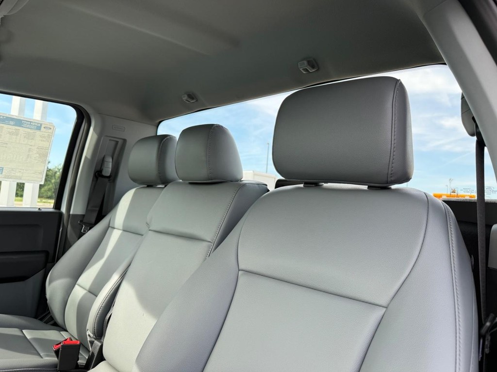 Ford Super Duty F-450 DRW Vehicle Full-screen Gallery Image 9