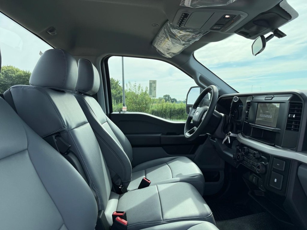 Ford Super Duty F-450 DRW Vehicle Full-screen Gallery Image 13
