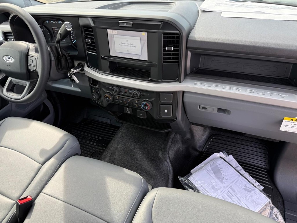 Ford Super Duty F-450 DRW Vehicle Full-screen Gallery Image 14