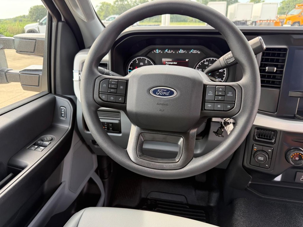 Ford Super Duty F-450 DRW Vehicle Full-screen Gallery Image 15