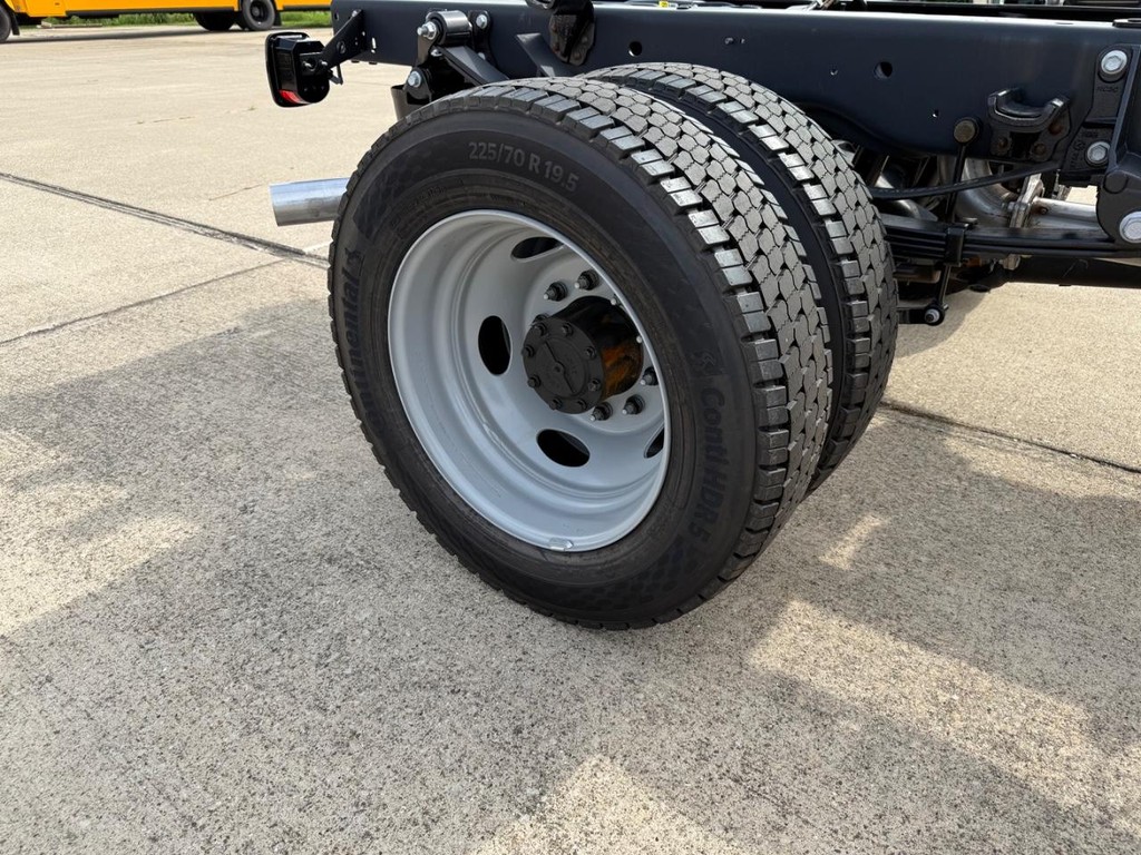 Ford Super Duty F-450 DRW Vehicle Full-screen Gallery Image 17