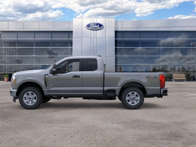 Ford F-250SD Vehicle Full-screen Gallery Image 3
